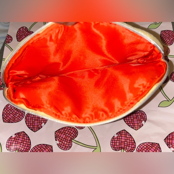 Ipsy Passport Stamp May 2018 Travel Cosmetic Make-Up Bag - Picture 4 of 5